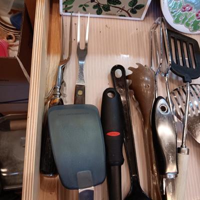 VARIETY OF KITCHEN UTENSILS AND 2 TILE HOT PLATES
