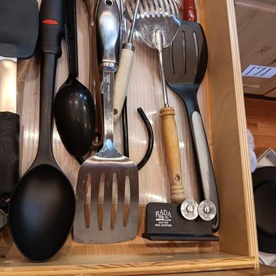 VARIETY OF KITCHEN UTENSILS AND 2 TILE HOT PLATES