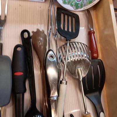 VARIETY OF KITCHEN UTENSILS AND 2 TILE HOT PLATES