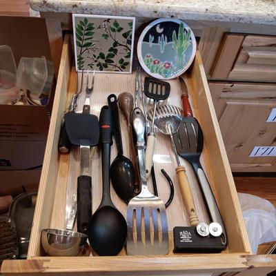 VARIETY OF KITCHEN UTENSILS AND 2 TILE HOT PLATES