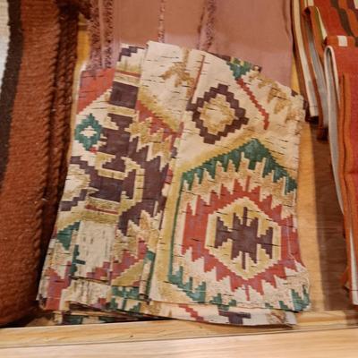4 PLACEMATS AND 4 - 8 LINEN NAPKINS