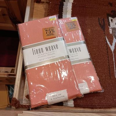 4 PLACEMATS AND 4 - 8 LINEN NAPKINS