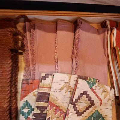 4 PLACEMATS AND 4 - 8 LINEN NAPKINS