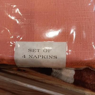 4 PLACEMATS AND 4 - 8 LINEN NAPKINS