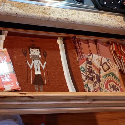 4 PLACEMATS AND 4 - 8 LINEN NAPKINS