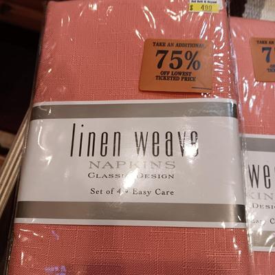 4 PLACEMATS AND 4 - 8 LINEN NAPKINS