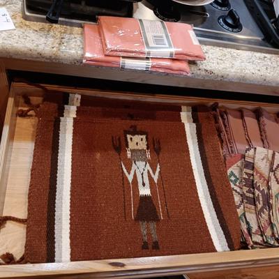 4 PLACEMATS AND 4 - 8 LINEN NAPKINS