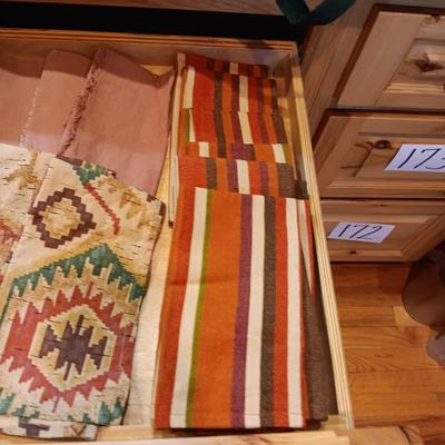 4 PLACEMATS AND 4 - 8 LINEN NAPKINS