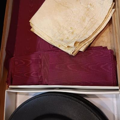 6 CHARGERS, PLACEMATS AND LINEN NAPKINS