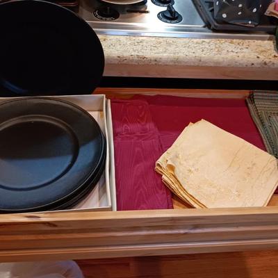 6 CHARGERS, PLACEMATS AND LINEN NAPKINS