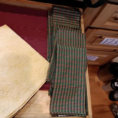 6 CHARGERS, PLACEMATS AND LINEN NAPKINS