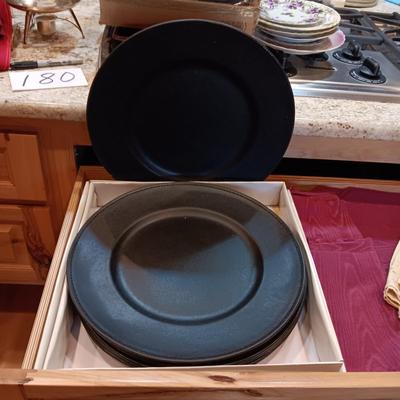 6 CHARGERS, PLACEMATS AND LINEN NAPKINS