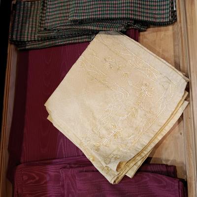 6 CHARGERS, PLACEMATS AND LINEN NAPKINS