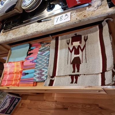 4 PLACEMATS AND 6 - 8 LINEN NAPKINS