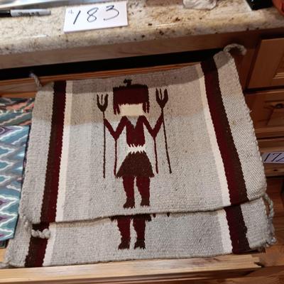 4 PLACEMATS AND 6 - 8 LINEN NAPKINS