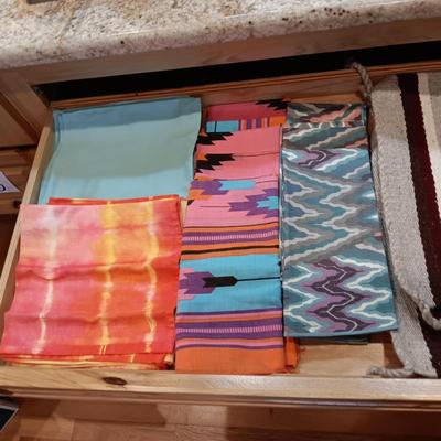 4 PLACEMATS AND 6 - 8 LINEN NAPKINS