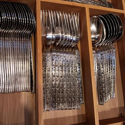 8 - 10 PLACE SETTING OF FLATWARE, SERVING UTENSILS, STEAK KNIVES AND BAMBOO DRAWER ORGANIZER
