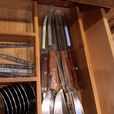 8 - 10 PLACE SETTING OF FLATWARE, SERVING UTENSILS, STEAK KNIVES AND BAMBOO DRAWER ORGANIZER