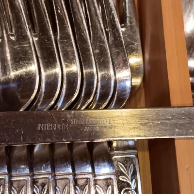 8 - 10 PLACE SETTING OF FLATWARE, SERVING UTENSILS, STEAK KNIVES AND BAMBOO DRAWER ORGANIZER