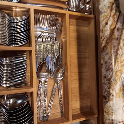 8 - 10 PLACE SETTING OF FLATWARE, SERVING UTENSILS, STEAK KNIVES AND BAMBOO DRAWER ORGANIZER