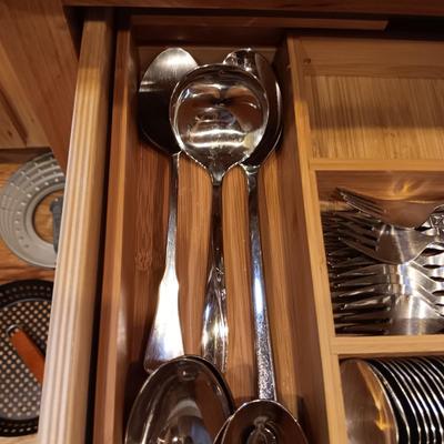 8 - 10 PLACE SETTING OF FLATWARE, SERVING UTENSILS, STEAK KNIVES AND BAMBOO DRAWER ORGANIZER