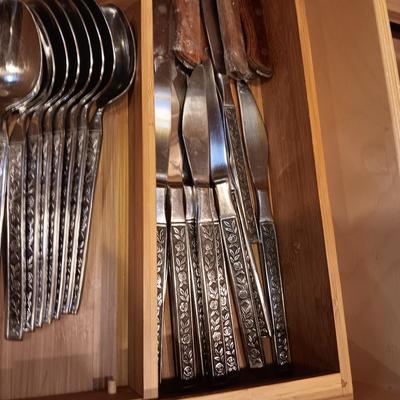 8 - 10 PLACE SETTING OF FLATWARE, SERVING UTENSILS, STEAK KNIVES AND BAMBOO DRAWER ORGANIZER