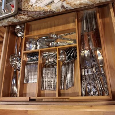 8 - 10 PLACE SETTING OF FLATWARE, SERVING UTENSILS, STEAK KNIVES AND BAMBOO DRAWER ORGANIZER