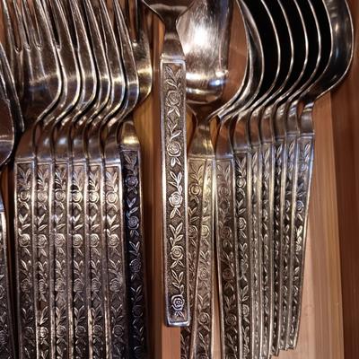 8 - 10 PLACE SETTING OF FLATWARE, SERVING UTENSILS, STEAK KNIVES AND BAMBOO DRAWER ORGANIZER