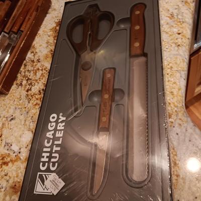 NEW 3 PC CHICAGO CUTLERY, 3 PLASTIC BOWLS, STEAK KNIVES AND SHAKERS