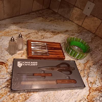 NEW 3 PC CHICAGO CUTLERY, 3 PLASTIC BOWLS, STEAK KNIVES AND SHAKERS