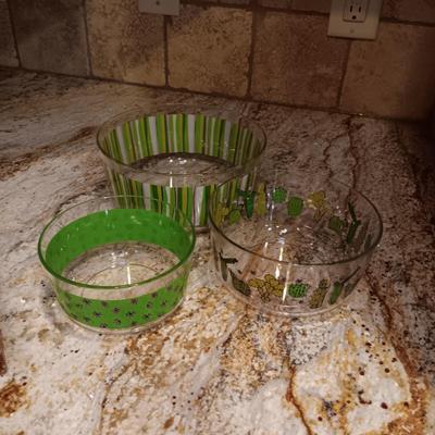 NEW 3 PC CHICAGO CUTLERY, 3 PLASTIC BOWLS, STEAK KNIVES AND SHAKERS