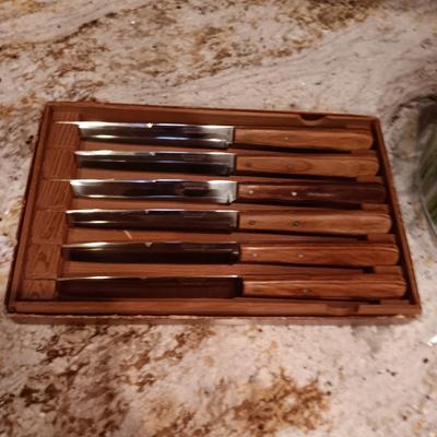NEW 3 PC CHICAGO CUTLERY, 3 PLASTIC BOWLS, STEAK KNIVES AND SHAKERS