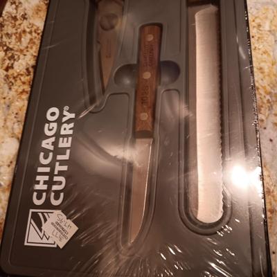 NEW 3 PC CHICAGO CUTLERY, 3 PLASTIC BOWLS, STEAK KNIVES AND SHAKERS