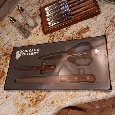 NEW 3 PC CHICAGO CUTLERY, 3 PLASTIC BOWLS, STEAK KNIVES AND SHAKERS