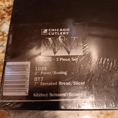 NEW 3 PC CHICAGO CUTLERY, 3 PLASTIC BOWLS, STEAK KNIVES AND SHAKERS