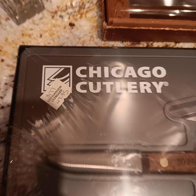 NEW 3 PC CHICAGO CUTLERY, 3 PLASTIC BOWLS, STEAK KNIVES AND SHAKERS
