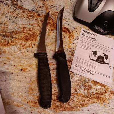 PRESTO ELECTRIC KNIFE SHARPENER WITH A VARIETY OF CUTLERY
