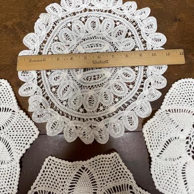 Vintage Linen - 4 Doilies - round