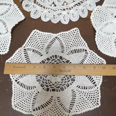 Vintage Linen - 4 Doilies - round