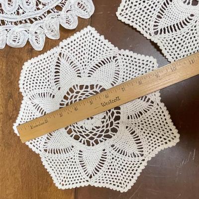 Vintage Linen - 4 Doilies - round