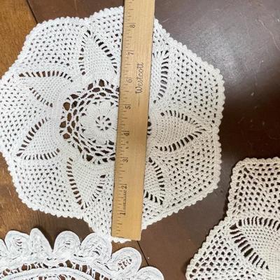 Vintage Linen - 4 Doilies - round