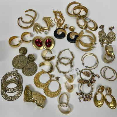 Large Lot of Vintage Earrings - Goldtone & Silvertone - for pierced ears