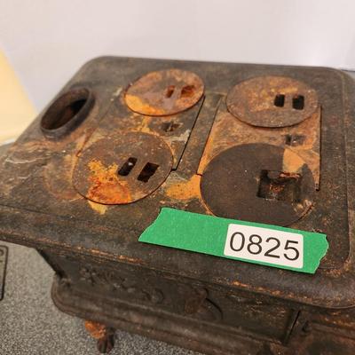 Little Willie Abbott & Noble Philadelphia Cast Iron Toy Stove missing 1 leg