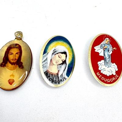 Lot of Small Religious Items and Pendants