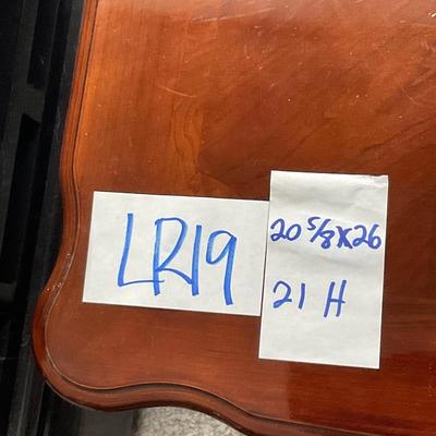 LR19-End Table with Shell Decor