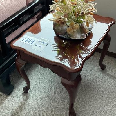 LR19-End Table with Shell Decor