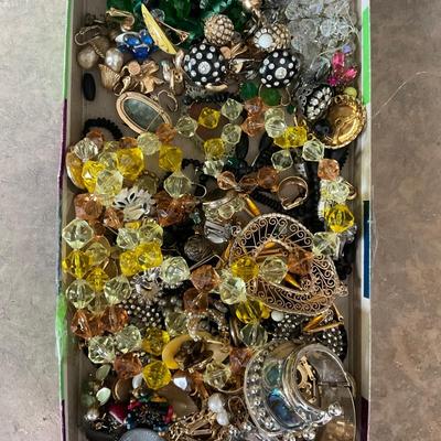 LR27-broken/bits and pieces jewelry lot