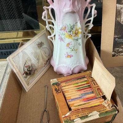 LR28 floral antique porcelain vase/ antique tiny books / waterfall art