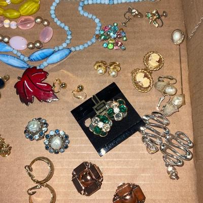 LR29-Costume Jewelry