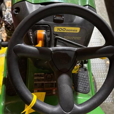 John Deere LA115 Lawn Tractor